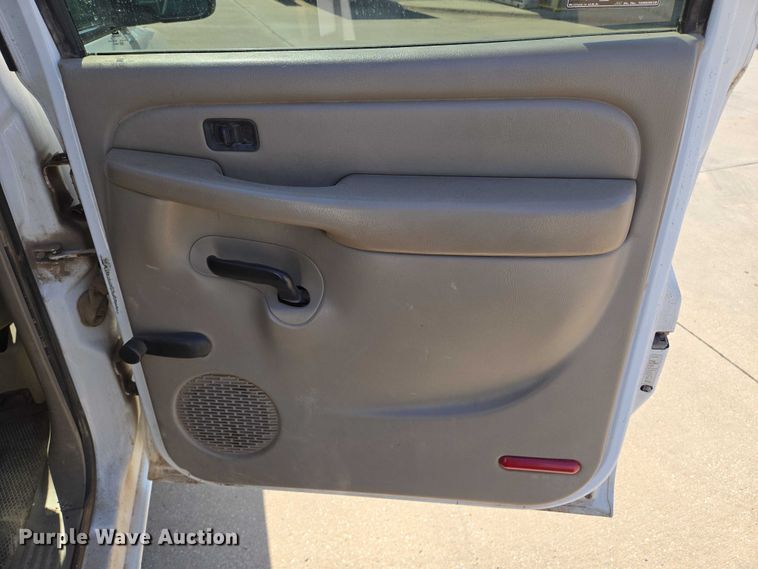 image for item EN8230 2001 Chevrolet  Suburban K2500 SUV