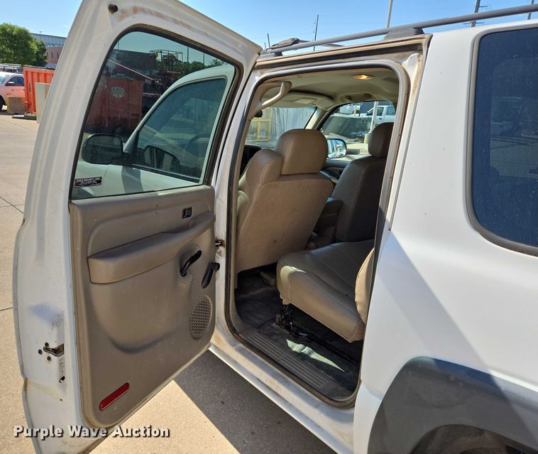 image for item EN8230 2001 Chevrolet  Suburban K2500 SUV