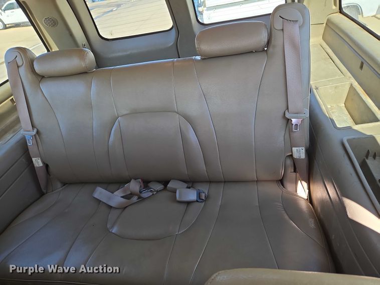 image for item EN8230 2001 Chevrolet  Suburban K2500 SUV