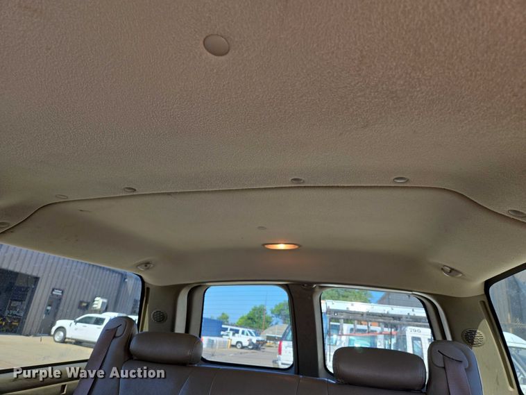 image for item EN8230 2001 Chevrolet  Suburban K2500 SUV