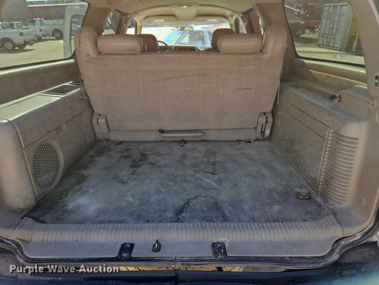 image for item EN8230 2001 Chevrolet  Suburban K2500 SUV