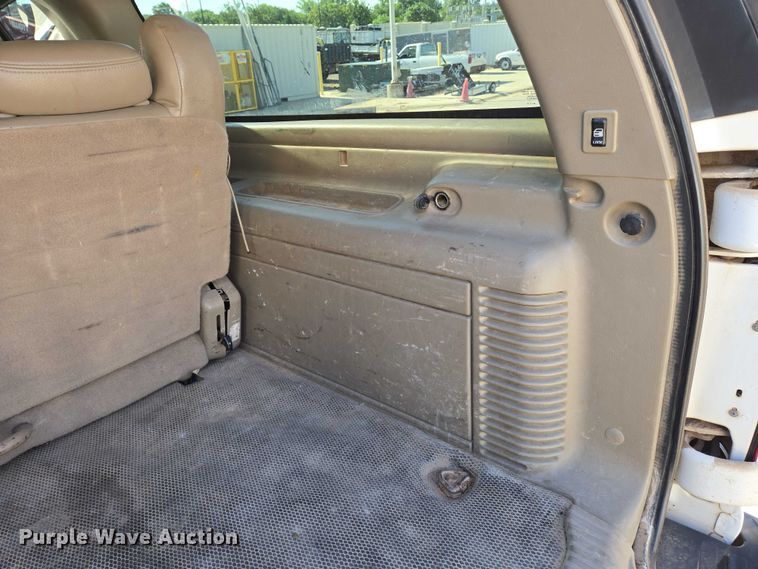 image for item EN8230 2001 Chevrolet  Suburban K2500 SUV