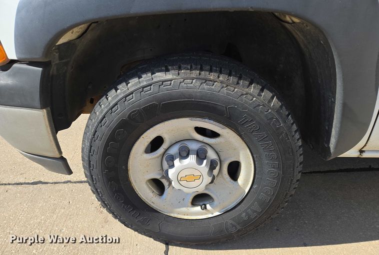 image for item EN8230 2001 Chevrolet  Suburban K2500 SUV