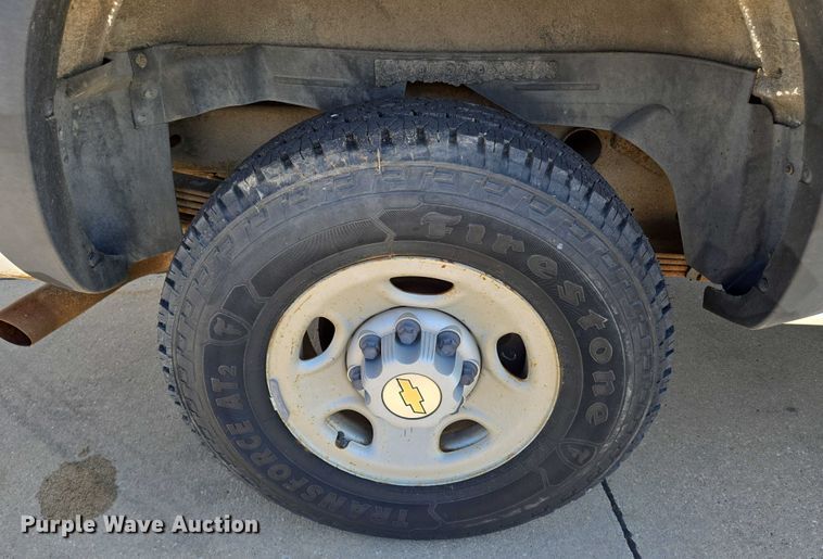 image for item EN8230 2001 Chevrolet  Suburban K2500 SUV