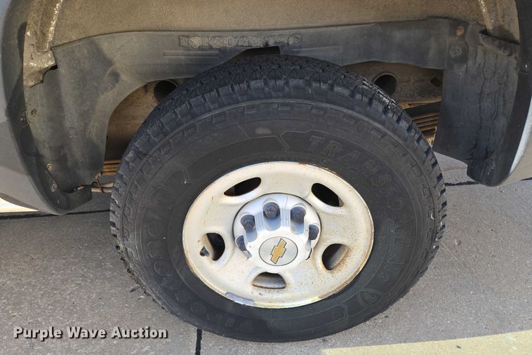 image for item EN8230 2001 Chevrolet  Suburban K2500 SUV