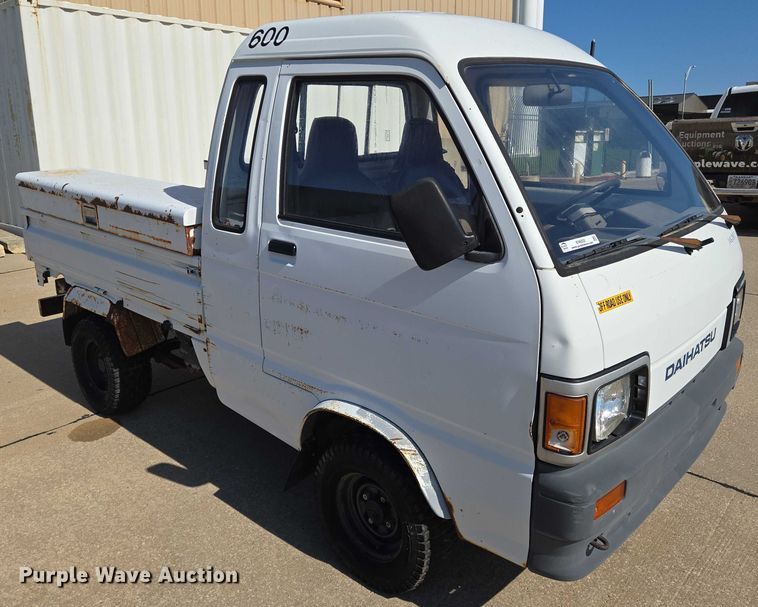image for item EN8232 1994 Daihatsu Hijet mini truck