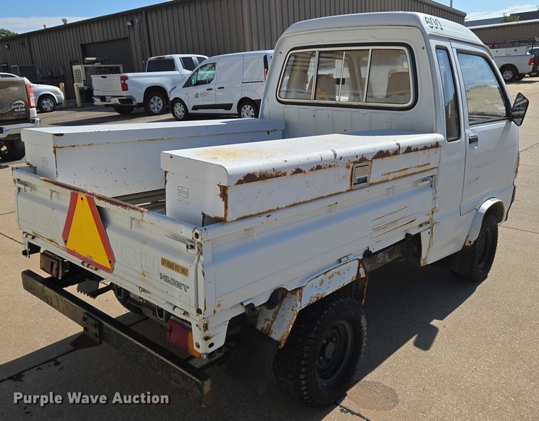image for item EN8232 1994 Daihatsu Hijet mini truck