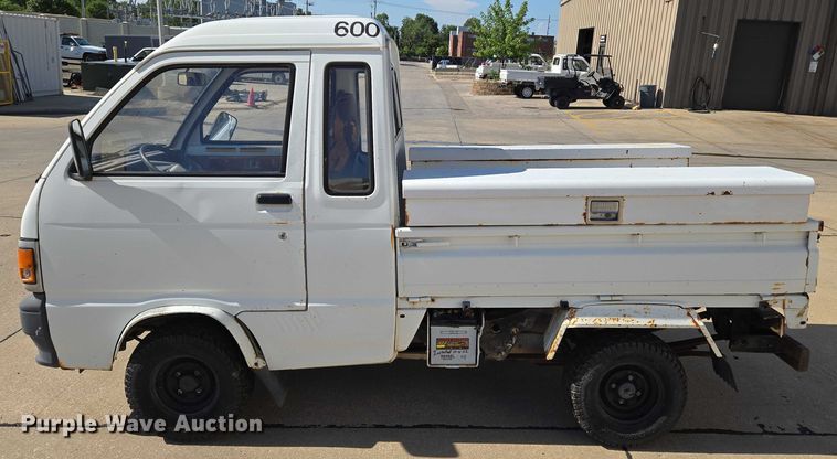 image for item EN8232 1994 Daihatsu Hijet mini truck