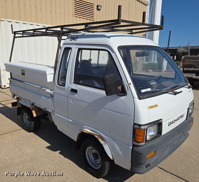 image for item EN8233 1993 Daihatsu Hijet mini truck