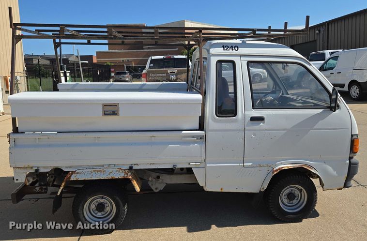 image for item EN8233 1993 Daihatsu Hijet mini truck