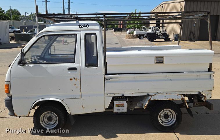 image for item EN8233 1993 Daihatsu Hijet mini truck