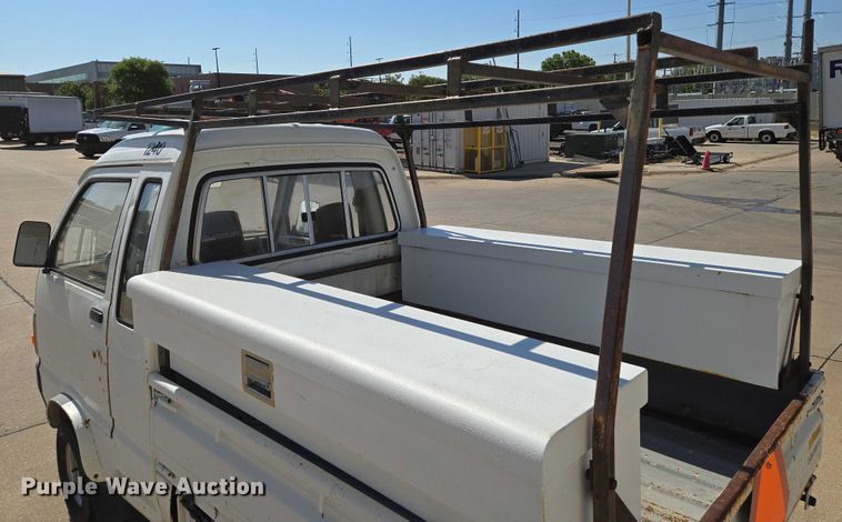 image for item EN8233 1993 Daihatsu Hijet mini truck