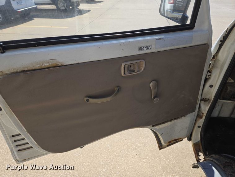 image for item EN8233 1993 Daihatsu Hijet mini truck