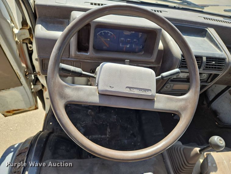 image for item EN8233 1993 Daihatsu Hijet mini truck