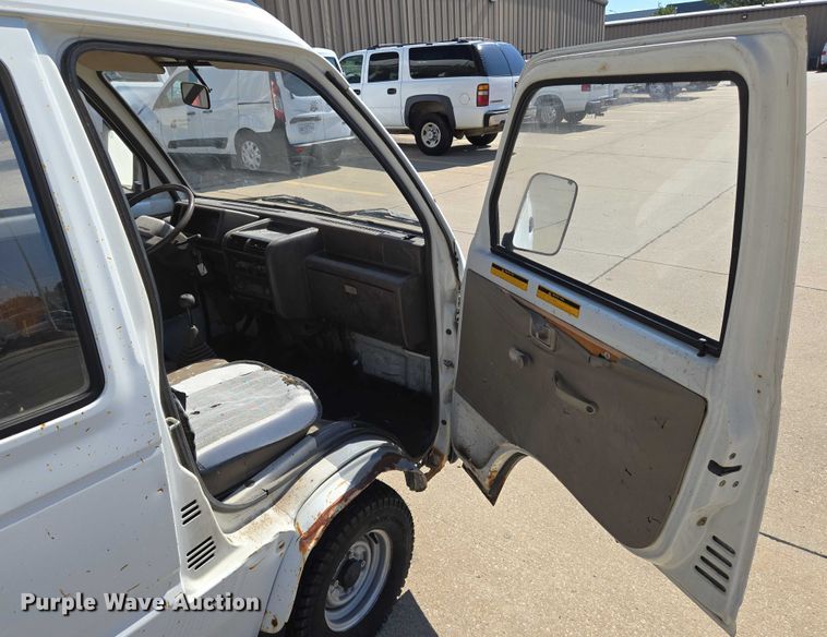 image for item EN8233 1993 Daihatsu Hijet mini truck