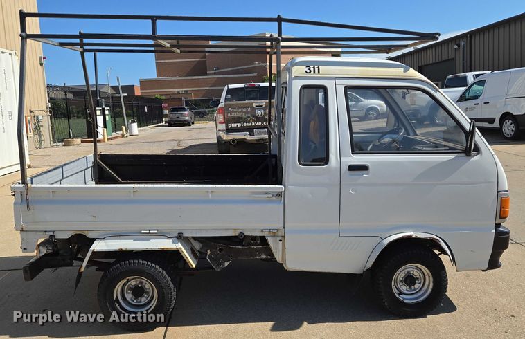 image for item EN8234 1996 Daihatsu Hijet mini truck