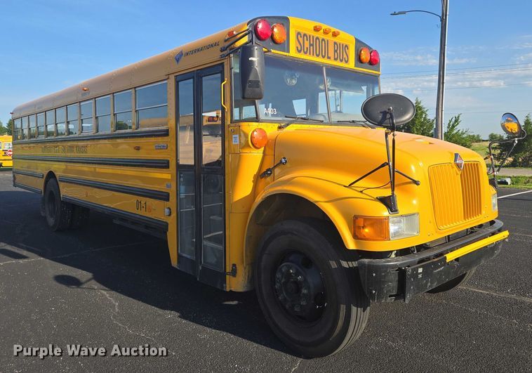 image for item EN8248 2002 International school bus