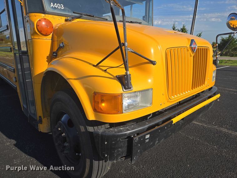 image for item EN8248 2002 International school bus