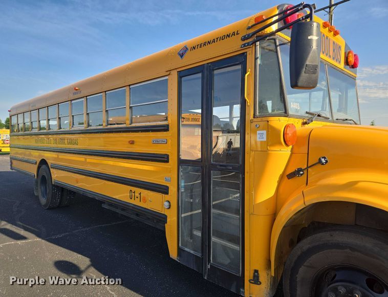 image for item EN8248 2002 International school bus