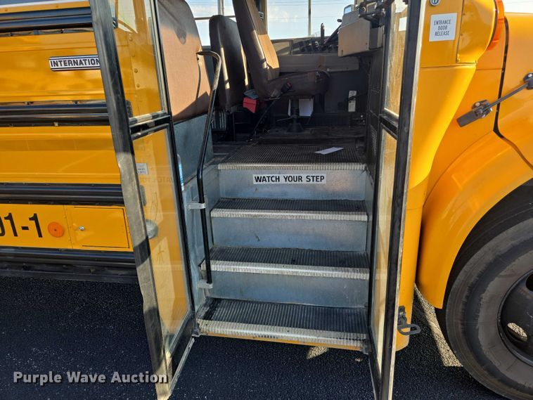 image for item EN8248 2002 International school bus