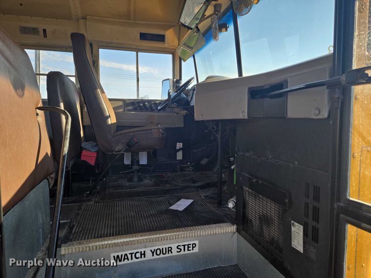 image for item EN8248 2002 International school bus