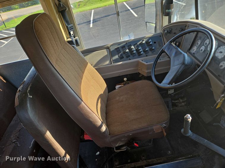 image for item EN8248 2002 International school bus