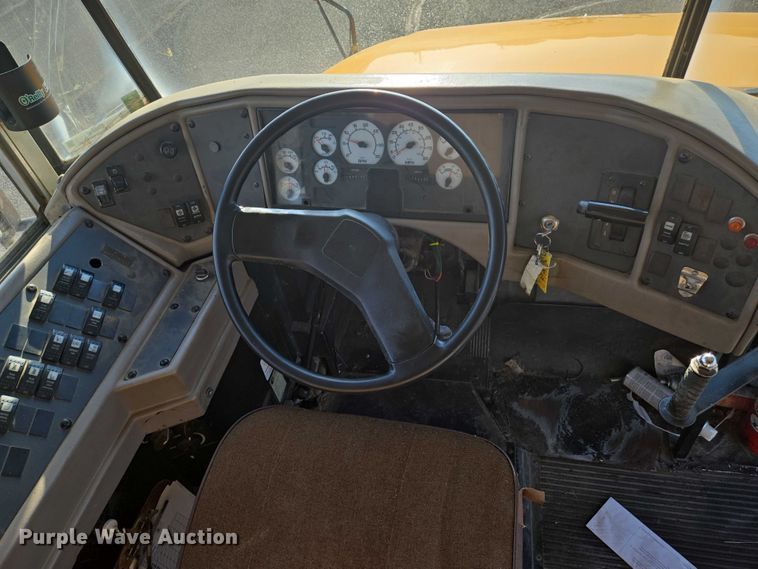 image for item EN8248 2002 International school bus