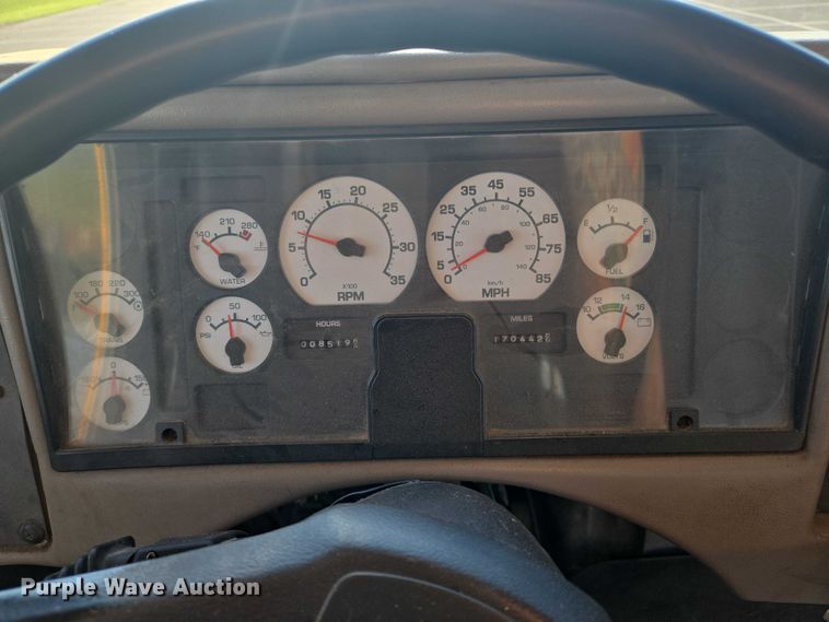 image for item EN8248 2002 International school bus