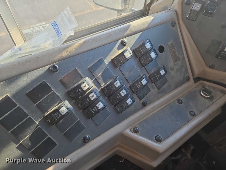 image for item EN8248 2002 International school bus