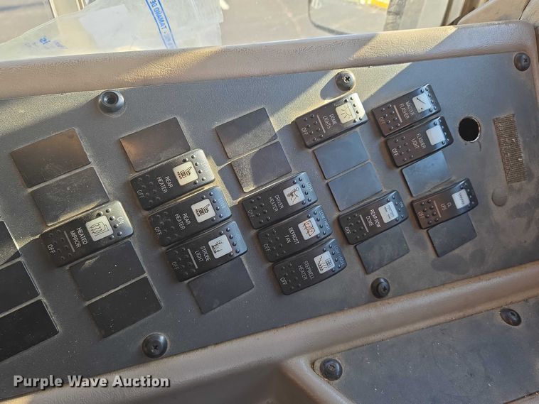 image for item EN8248 2002 International school bus