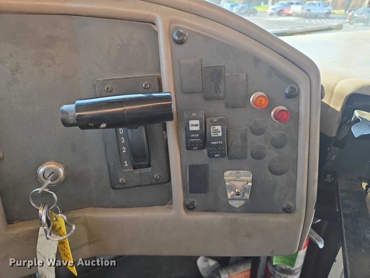 image for item EN8248 2002 International school bus