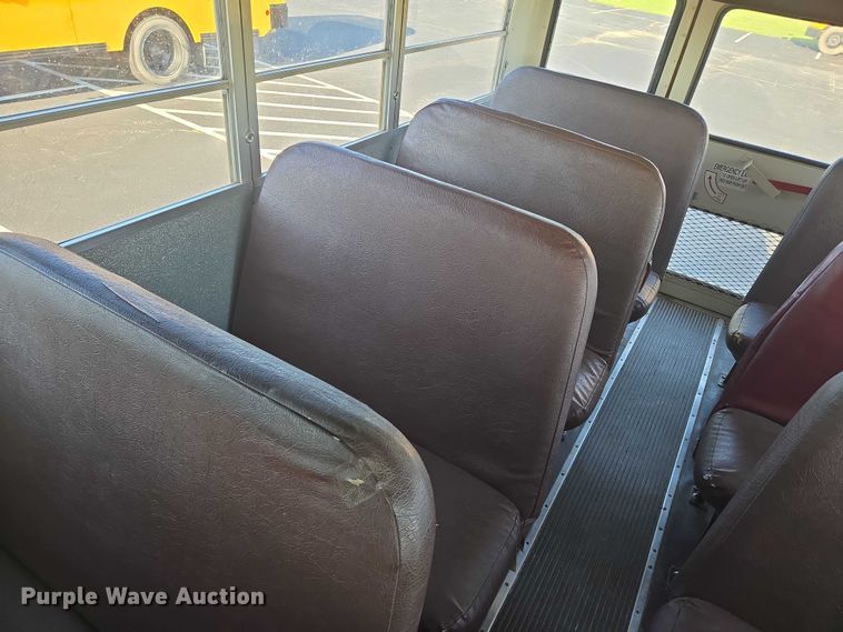 image for item EN8248 2002 International school bus