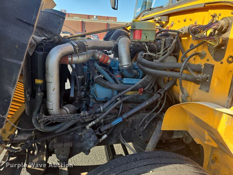 image for item EN8248 2002 International school bus