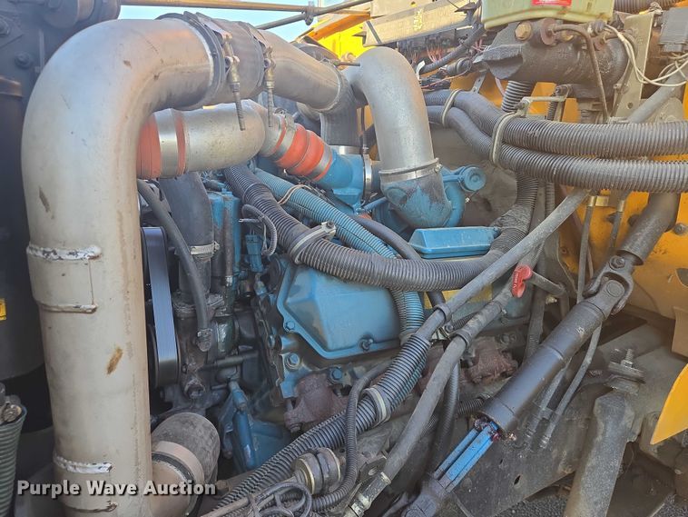 image for item EN8248 2002 International school bus