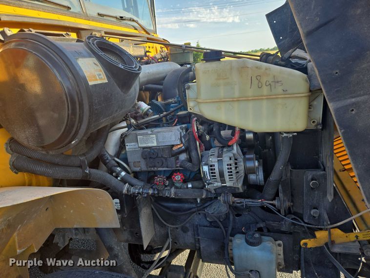 image for item EN8248 2002 International school bus