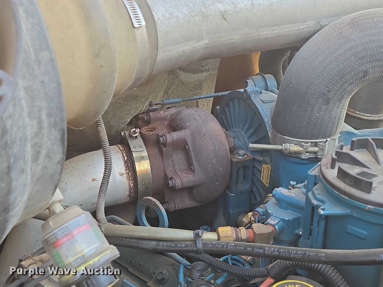 image for item EN8248 2002 International school bus