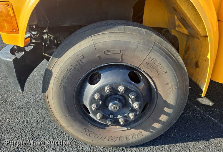 image for item EN8248 2002 International school bus