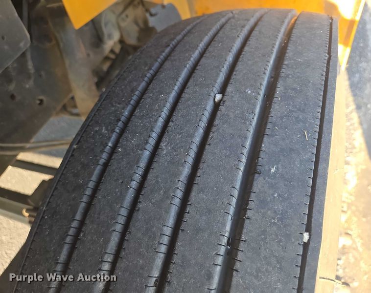 image for item EN8248 2002 International school bus