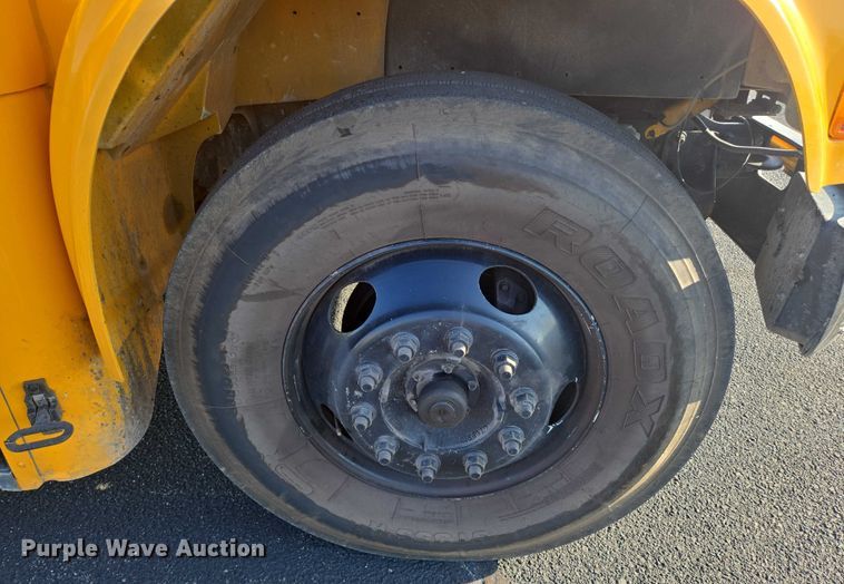 image for item EN8248 2002 International school bus