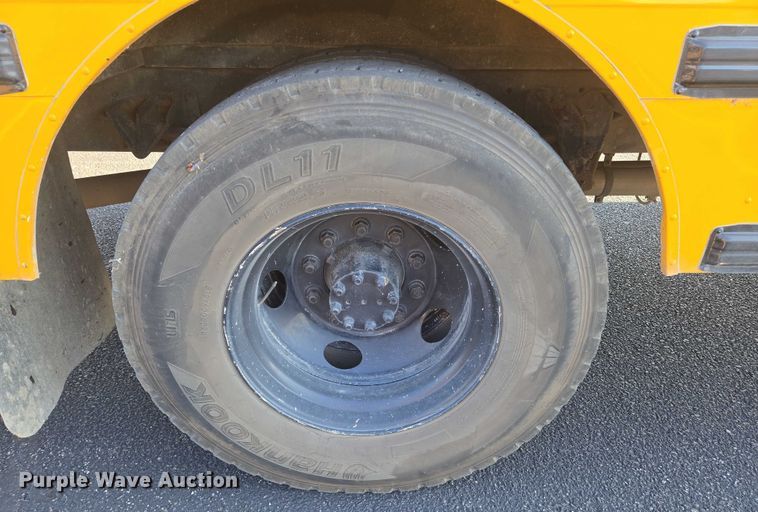 image for item EN8248 2002 International school bus