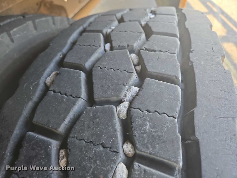 image for item EN8248 2002 International school bus