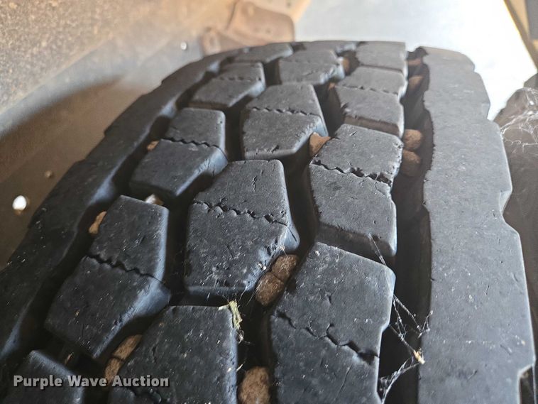 image for item EN8248 2002 International school bus