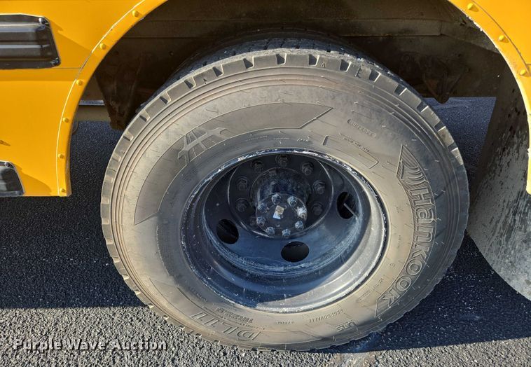 image for item EN8248 2002 International school bus