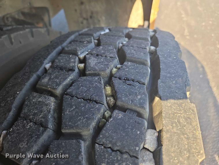 image for item EN8248 2002 International school bus