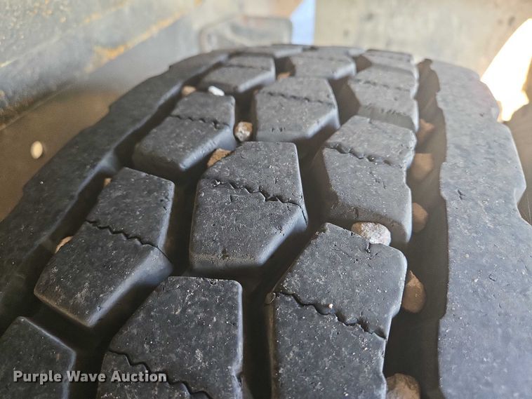 image for item EN8248 2002 International school bus