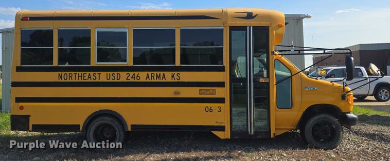 image for item EN8249 2006 Ford E450 school bus