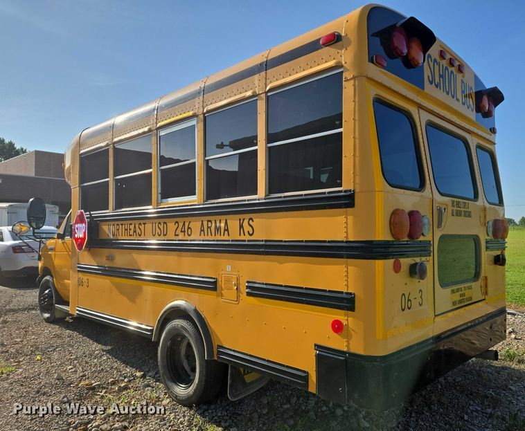 image for item EN8249 2006 Ford E450 school bus