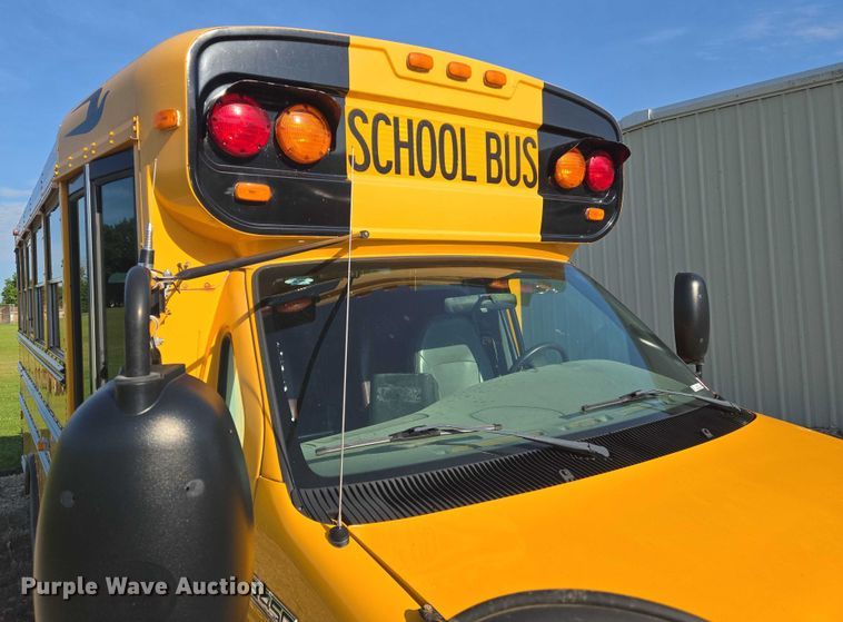 image for item EN8249 2006 Ford E450 school bus
