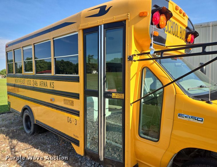 image for item EN8249 2006 Ford E450 school bus