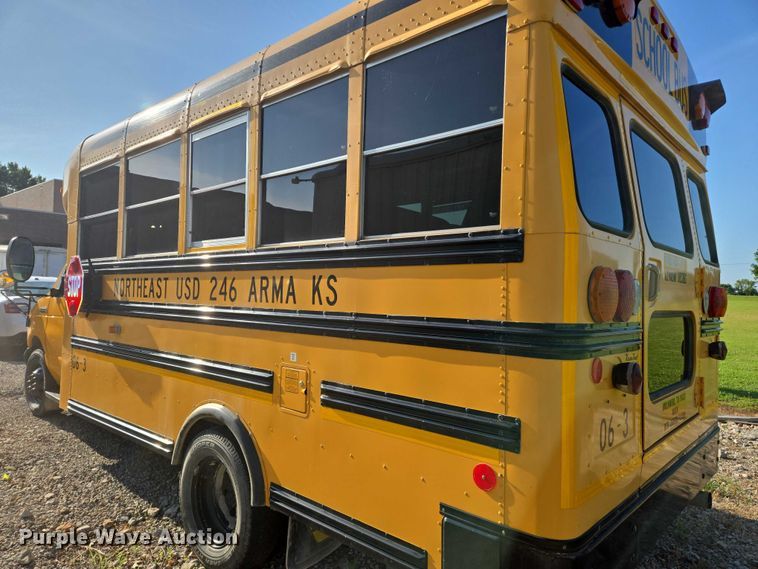 image for item EN8249 2006 Ford E450 school bus